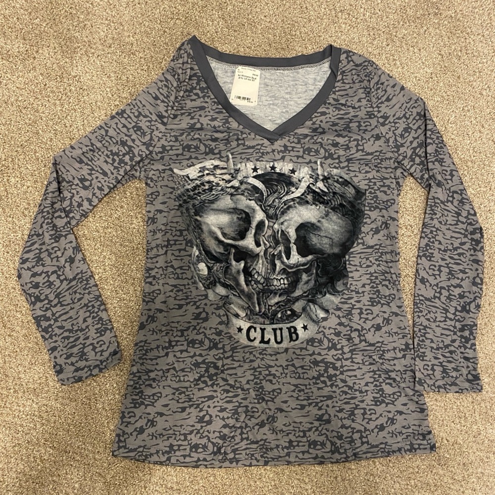 Women’s skull long sleeve tee: size M?  V neck , gray print.  Edgy.